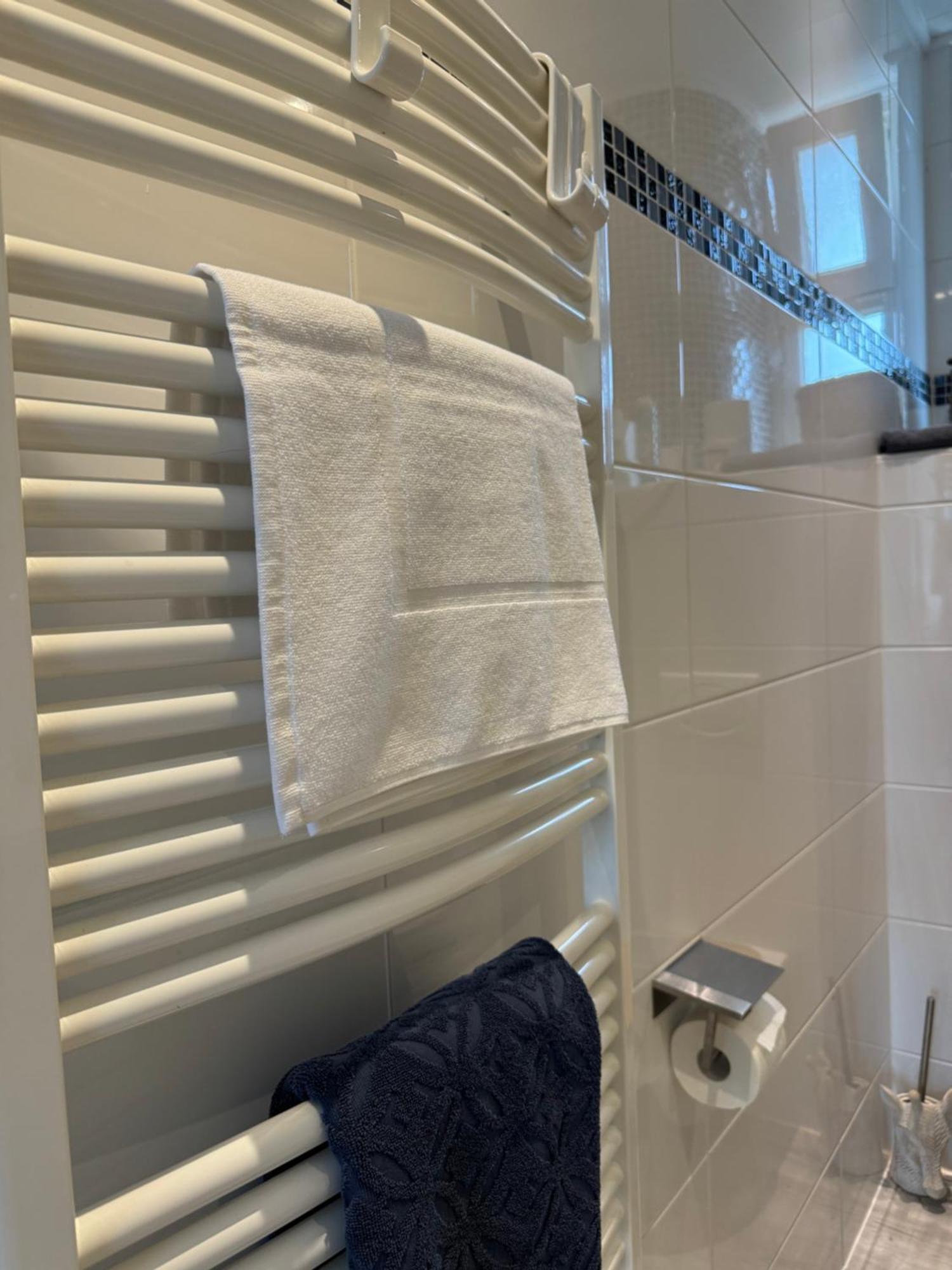 Moderne 4 Zimmer Apartment Mit Bergblick Stadtzentrum Contactless Check-In Gehrden  Esterno foto